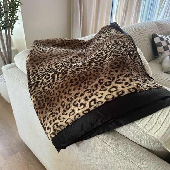 GIRAFFE AT HOME leopard throw blanket - Picture 5 of 8